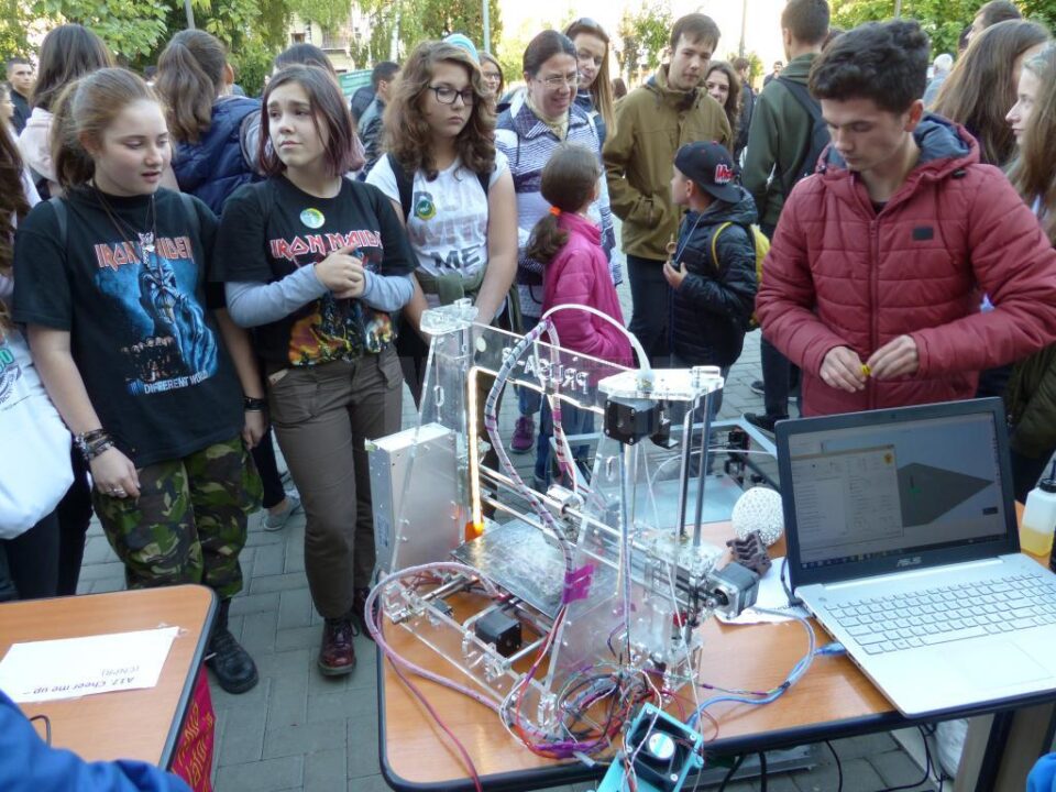 Munca din laboratoare, prezentată la Noaptea Cercetătorilor Europeni, la finele acestei luni