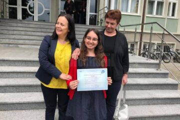 Andreea alături de profesoarele Laura Ciurari și Luminița Mocanu