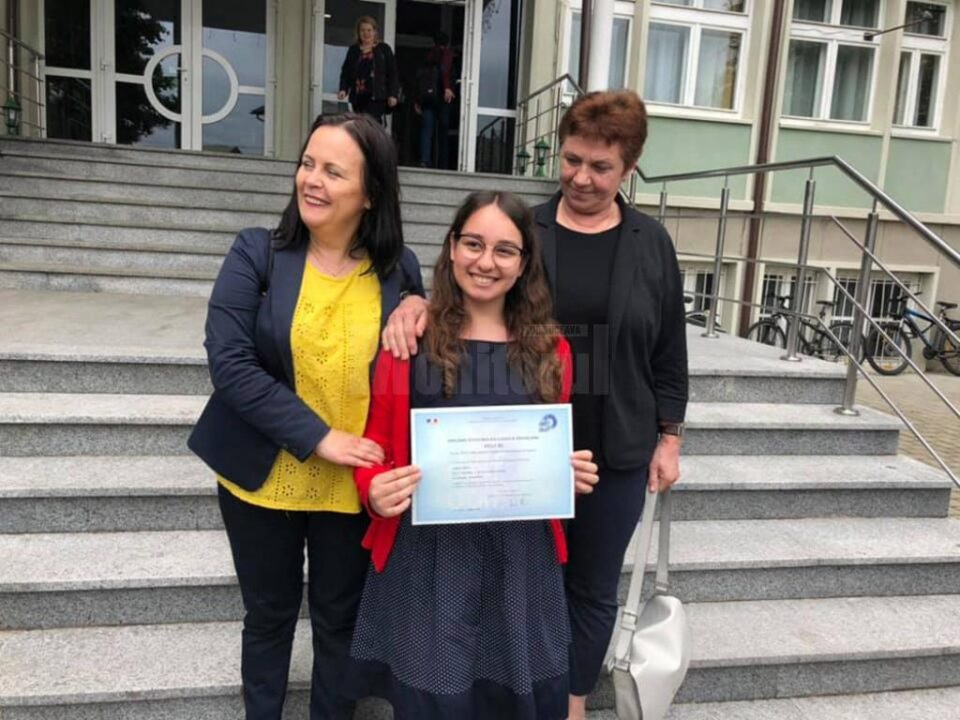 Andreea alături de profesoarele Laura Ciurari și Luminița Mocanu