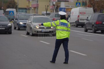 Un polițist care acționează în municipiul Suceava va putea ridica și zeci de permise de conducere într-o zi