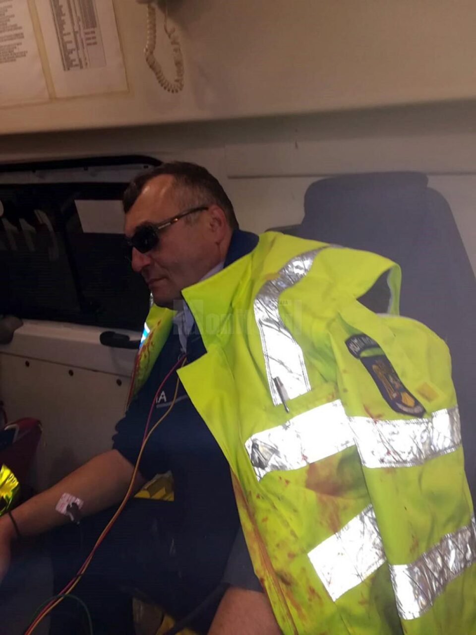 Șeful de post Vasile Grumăzescu, în ambulanță, după agresiune