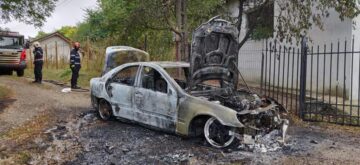 O mașină aflată pe o stradă din Ițcani a ars ca o torță