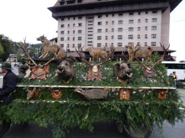 Festivalul berii - Oktoberfest în Est, deschis la Gura Humorului cu o paradă impresionantă, muzică și râuri de bere