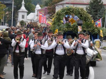 Festivalul berii - Oktoberfest în Est, deschis la Gura Humorului cu o paradă impresionantă, muzică și râuri de bere