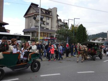 Festivalul berii - Oktoberfest în Est, deschis la Gura Humorului cu o paradă impresionantă, muzică și râuri de bere