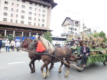 Festivalul berii - Oktoberfest în Est, deschis la Gura Humorului cu o paradă impresionantă, muzică și râuri de bere