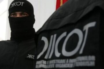 Cei doi tineri puși sub acuzare pentru trafic de minori au fost arestați preventiv, la propunerea DIICOT Cei doi tineri puși sub acuzare pentru trafic de minori au fost arestați preventiv, la propunerea DIICOT