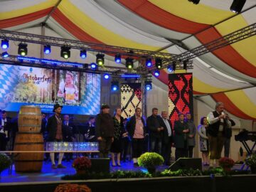 Festivalul berii - Oktoberfest în Est, deschis la Gura Humorului cu o paradă impresionantă, muzică și râuri de bere