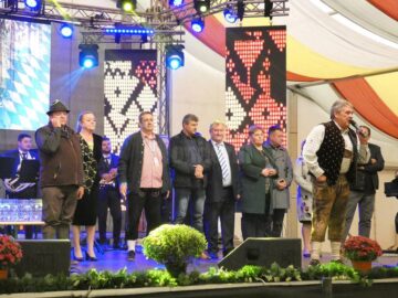 Festivalul berii - Oktoberfest în Est, deschis la Gura Humorului cu o paradă impresionantă, muzică și râuri de bere