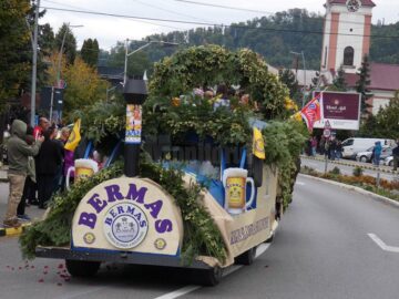 Festivalul berii - Oktoberfest în Est, deschis la Gura Humorului cu o paradă impresionantă, muzică și râuri de bere