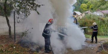 O mașină aflată pe o stradă din Ițcani a ars ca o torță