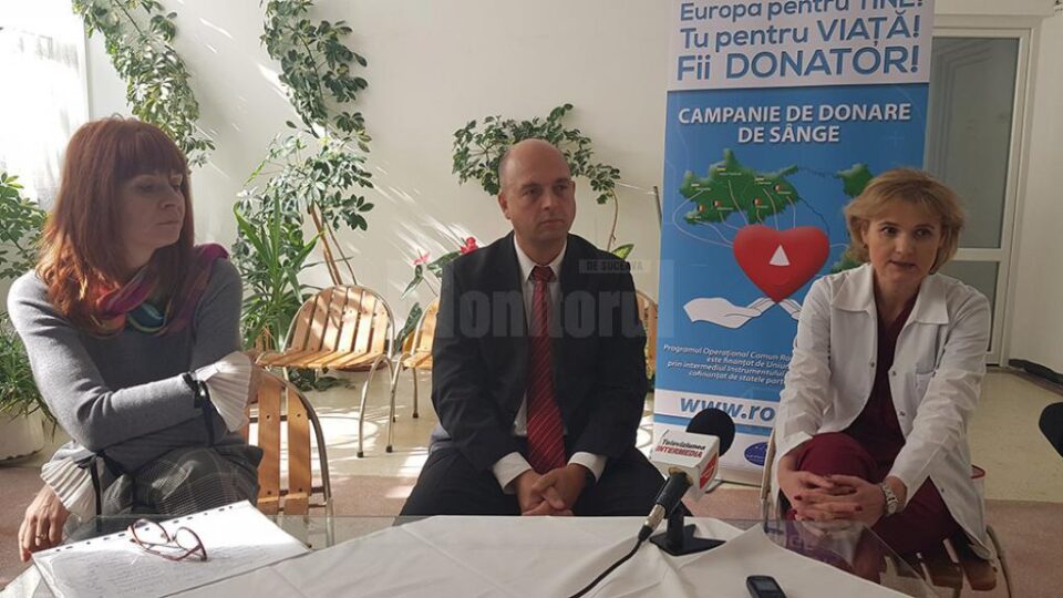 Reprezentanții BRCT Suceava, inițiatorii campaniei, alături de Maria Pilat, directoarea Centrului de Transfuzie sanguină