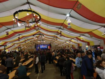 Festivalul berii - Oktoberfest în Est, deschis la Gura Humorului cu o paradă impresionantă, muzică și râuri de bere