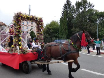 Festivalul berii - Oktoberfest în Est, deschis la Gura Humorului cu o paradă impresionantă, muzică și râuri de bere