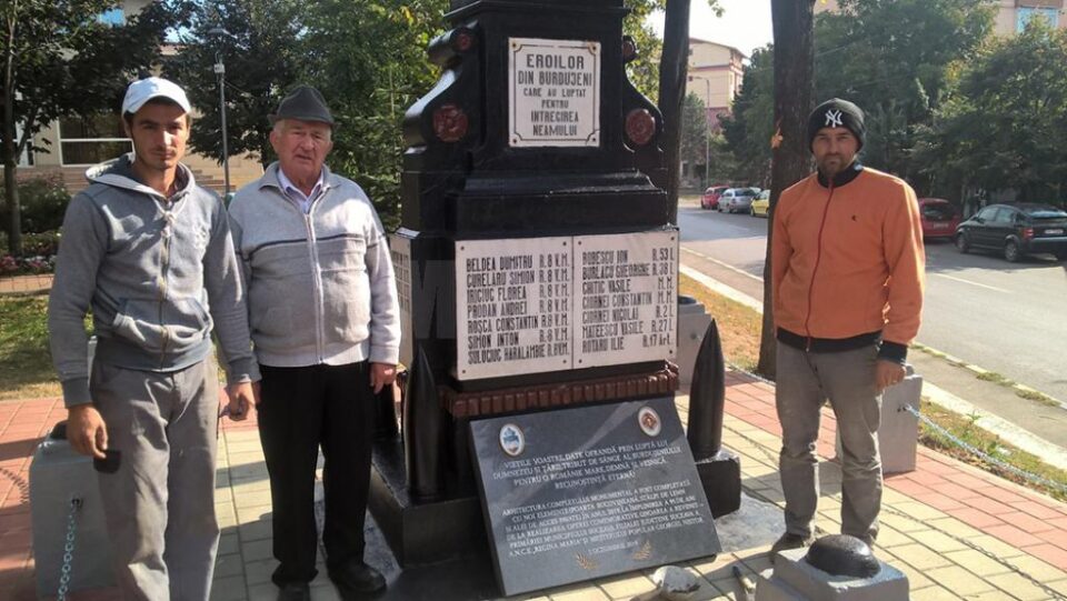 Ieri a fost turnată placa comemorativă, care marchează 95 de ani de la ridicarea monumentului Ieri a fost turnată placa comemorativă, care marchează 95 de ani de la ridicarea monumentului
