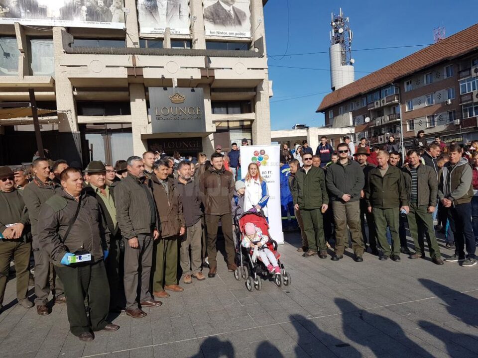 Voluntarii campaniei de curatenie, adunati in centrul Sucevei 2ll