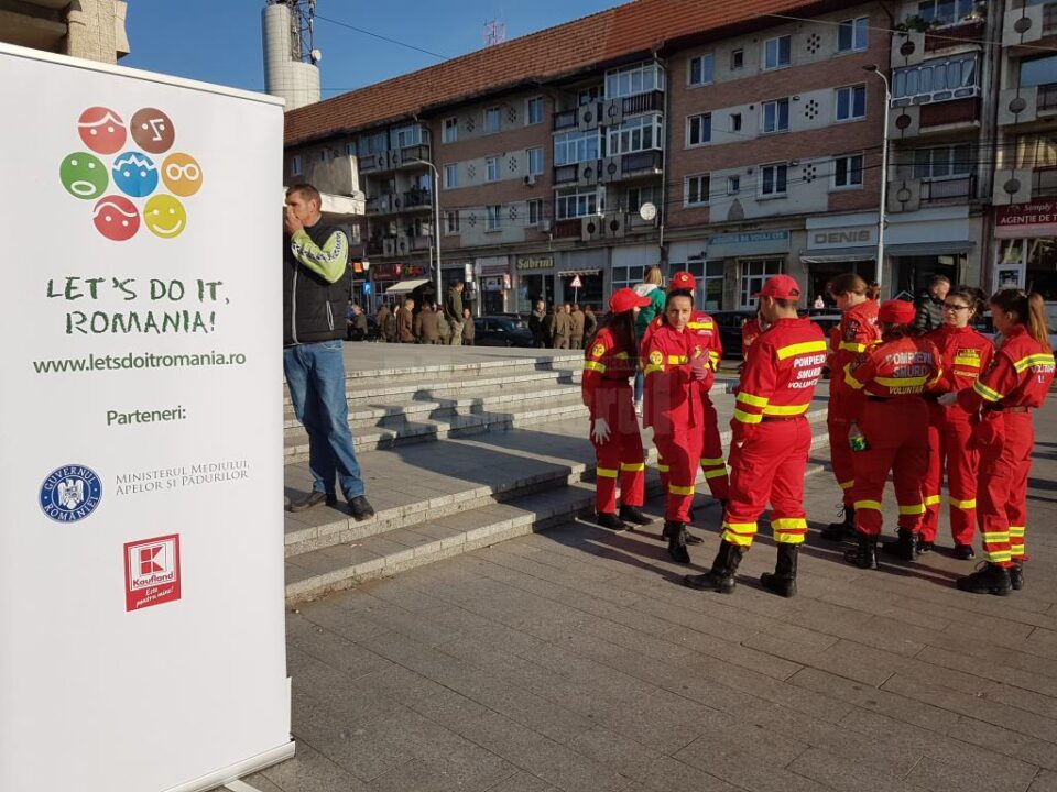 Voluntarii campaniei de curatenie, adunati in centrul Sucevei 3