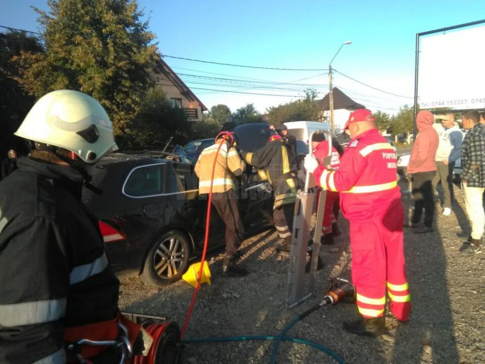 Echipa de descarcerare actionand la locul accidentului Echipa de descarcerare actionand la locul accidentului