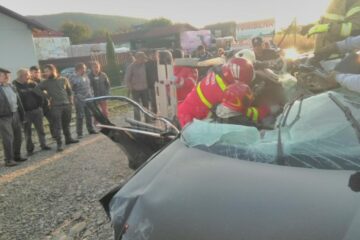 Pasagerul din dreapta a fost rănit grav