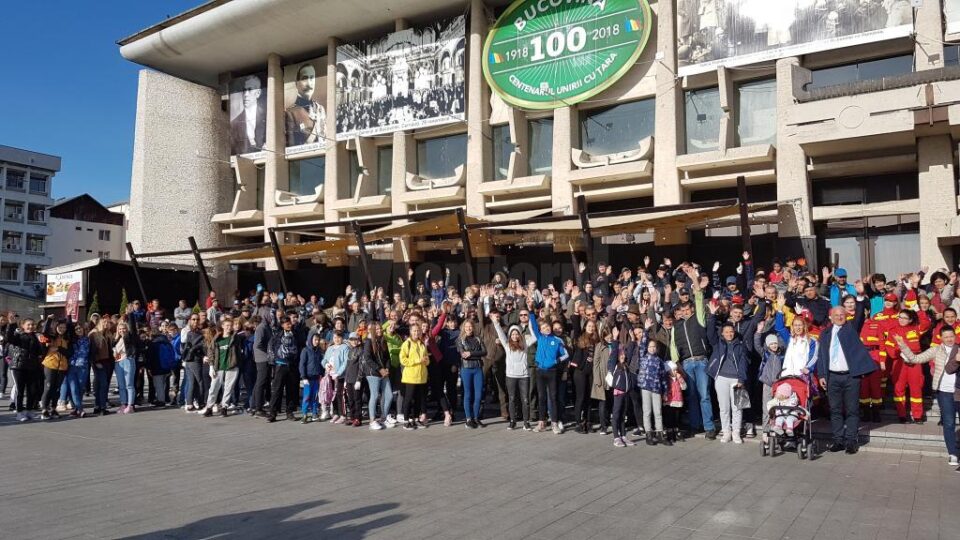 Voluntarii campaniei de curatenie, adunati in centrul Sucevei