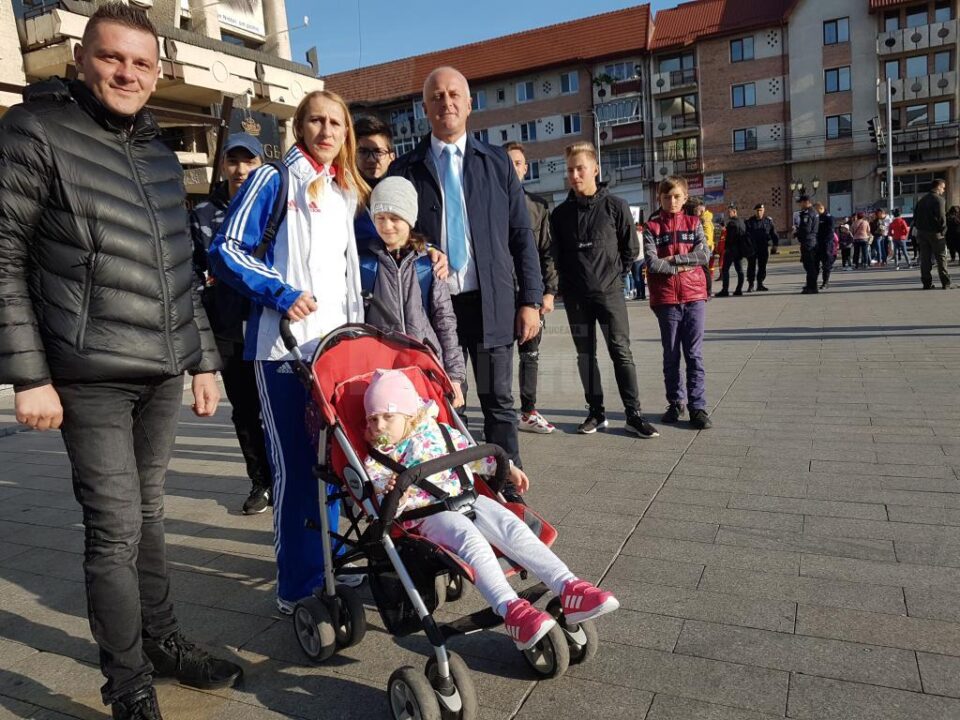 Celebra atletă Cristina Casandra alaturi de reprezentanții Direcției Județeane pentru Sport și Tineret Suceava, Ovidiu Milici și Daniel Davidel, la Lets Do It Romania