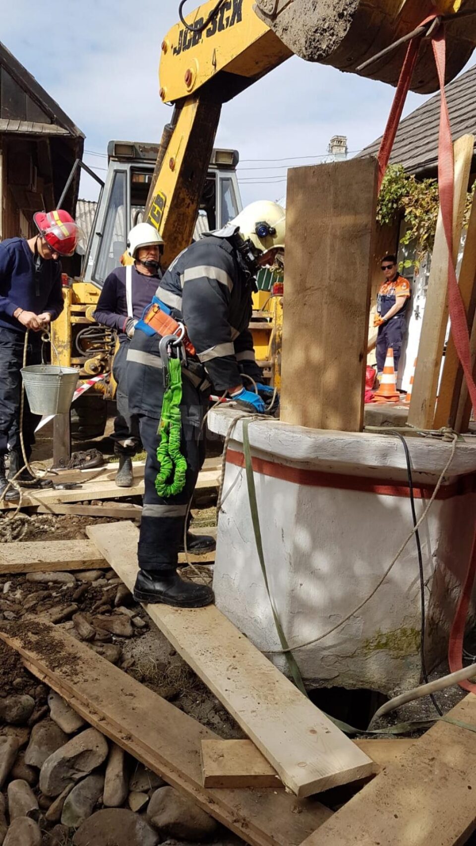 Dupa ore intregi de munca, pompierii au reusit extragerea barbatului din fantana