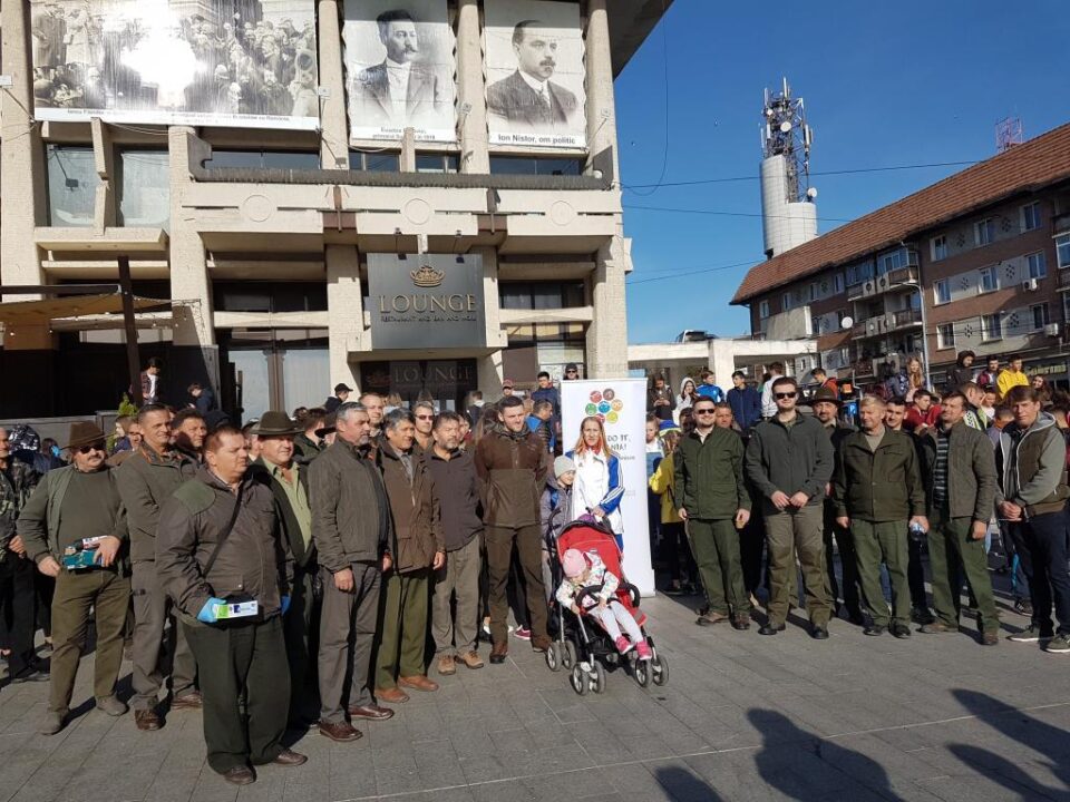 Celebra atletă Cristina Casandra alaturi de voluntarii actiunii Lets Do It Romania 2