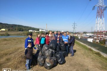 Voluntarii din cadrul SGA Suceava au adunat aproape 300 de saci de deșeuri de pe cursurile râurilor Suceava, Bistrița și Moldova