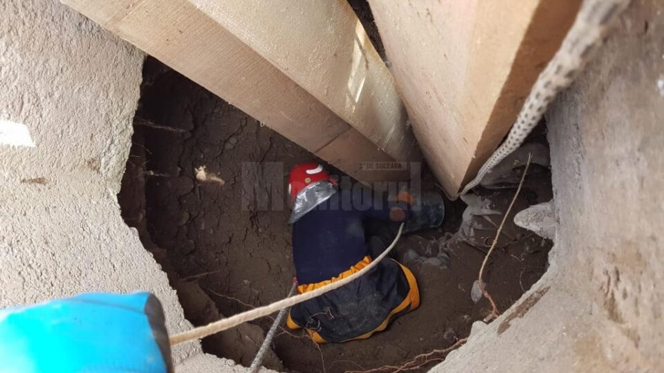 Bărbat salvat de pompieri dintr-o fântână prăbușită peste el