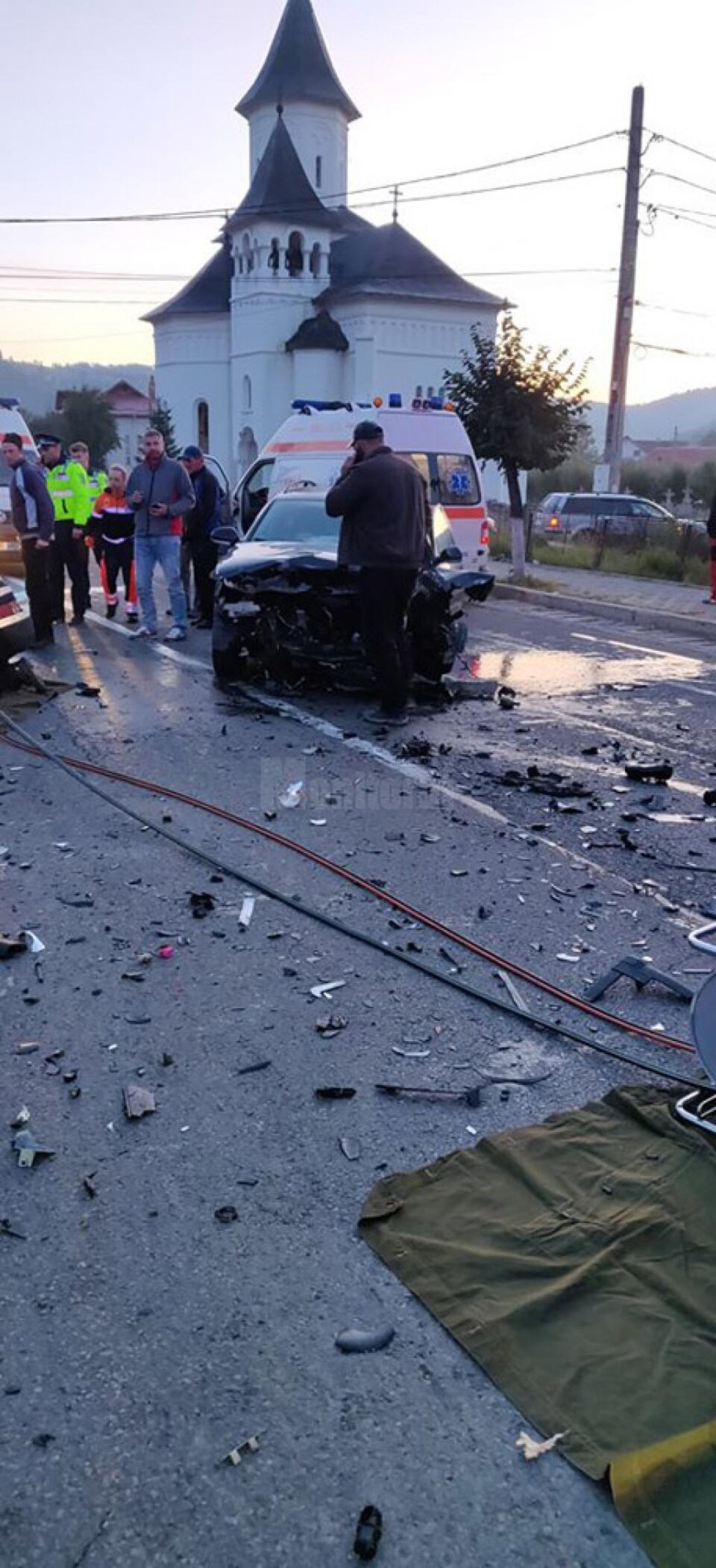 În urma impactului, patru persoane au fost rănite, iar autoturismele grav avariate