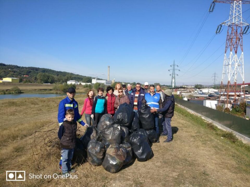 Voluntarii din cadrul SGA Suceava au adunat aproape 300 de saci de deșeuri de pe cursurile râurilor Suceava, Bistrița și Moldova