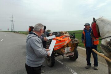 Polițiștii le-au oferit 80 de plăcuțe reflectorizante căruțașilor, pentru semnalarea prezenței pe drumuri publice