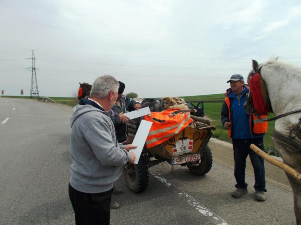 Polițiștii le-au oferit 80 de plăcuțe reflectorizante căruțașilor, pentru semnalarea prezenței pe drumuri publice