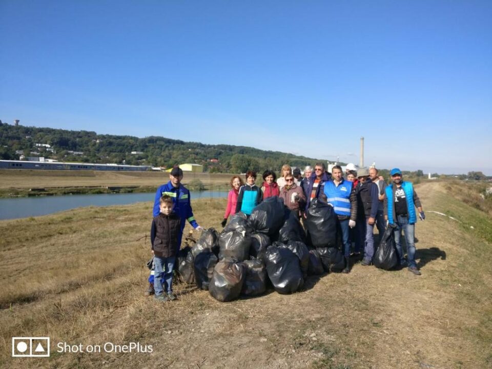 Voluntarii din cadrul SGA Suceava au adunat aproape 300 de saci de deșeuri de pe cursurile râurilor Suceava, Bistrița și Moldova