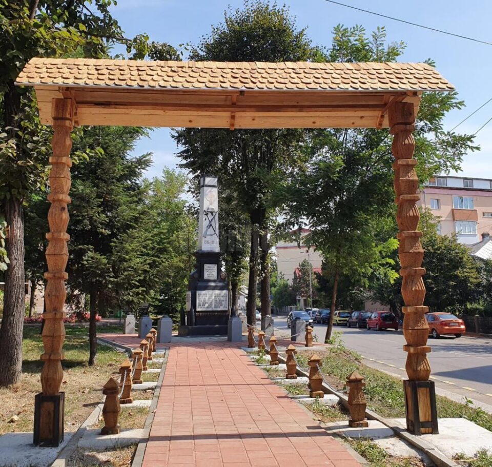 Monumentul Eroilor a fost reabilitat și pus în valoare cu o poartă bucovineană, stâlpi de lemn și alei de acces pavate