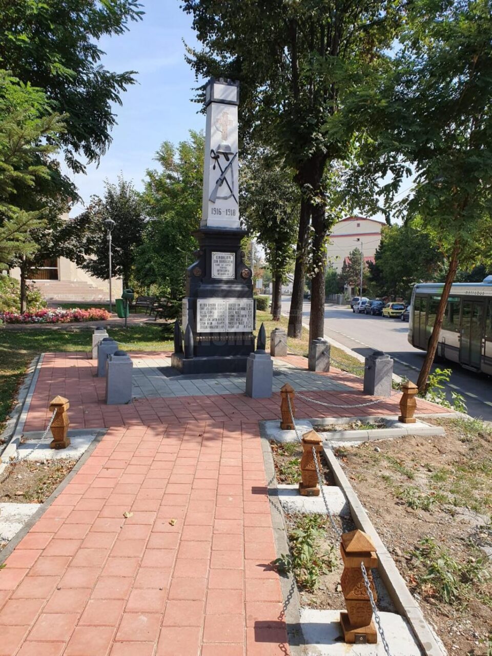 Monumentul Eroilor a fost reabilitat și pus în valoare cu o poartă bucovineană, stâlpi de lemn și alei de acces pavate