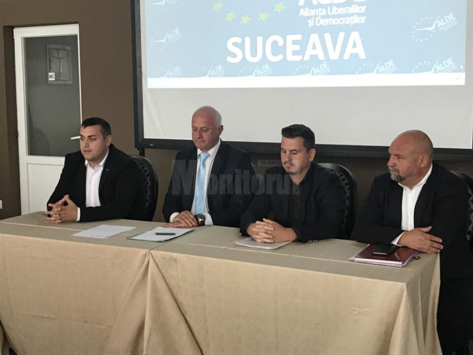 Președintele interimar al ALDE Suceava, Ovidiu Milici, alături de o parte din conducerea județeană a partidului