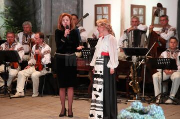 Prefectul Sucevei, Mirela Adomnicăi, și Mihaela Bârsan, inițiatoarea Proiectului „10 pentru folclor”, ediția a IV-a