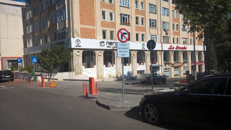 Barierele care i-au adus primăriei deja trei amenzi, în valoare de aproape 30.000 de lei Barierele care i-au adus primăriei deja trei amenzi, în valoare de aproape 30.000 de lei