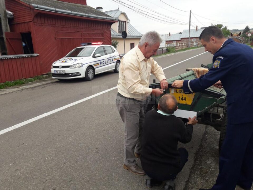 Polițiștii le-au oferit 80 de plăcuțe reflectorizante căruțașilor, pentru semnalarea prezenței pe drumuri publice