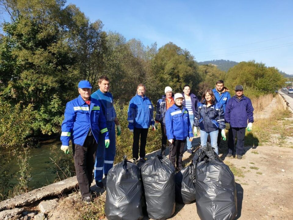 Voluntarii din cadrul SGA Suceava au adunat aproape 300 de saci de deșeuri de pe cursurile râurilor Suceava, Bistrița și Moldova