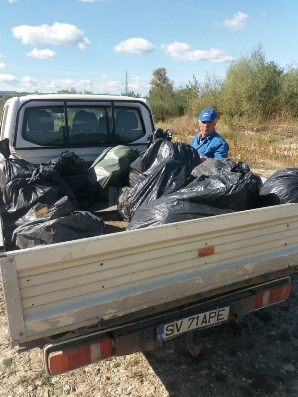 Voluntarii din cadrul SGA Suceava au adunat aproape 300 de saci de deșeuri de pe cursurile râurilor Suceava, Bistrița și Moldova