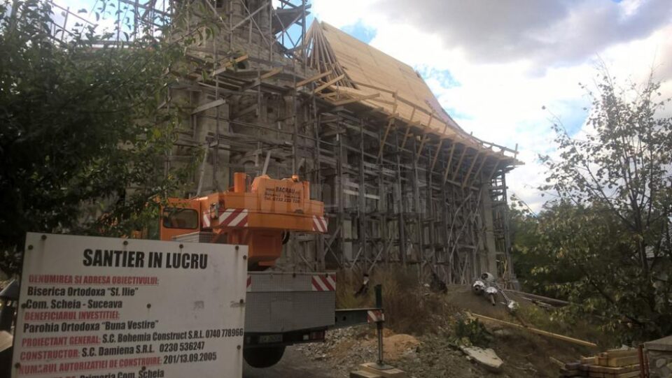 Hoții au furat tabla pentru acoperiș din interiorul bisericii, unde era pregătită pentru a fi montată
