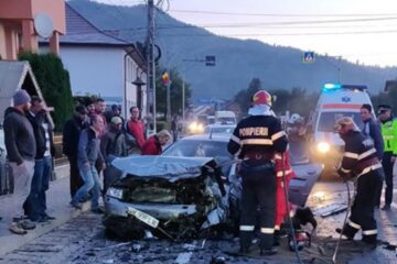 În urma impactului, patru persoane au fost rănite, iar autoturismele grav avariate