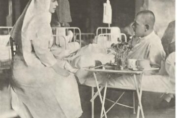 Regina Maria alături de soldații răniți în război