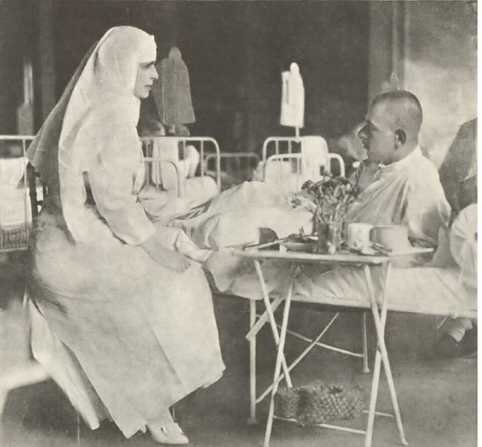Regina Maria alături de soldații răniți în război