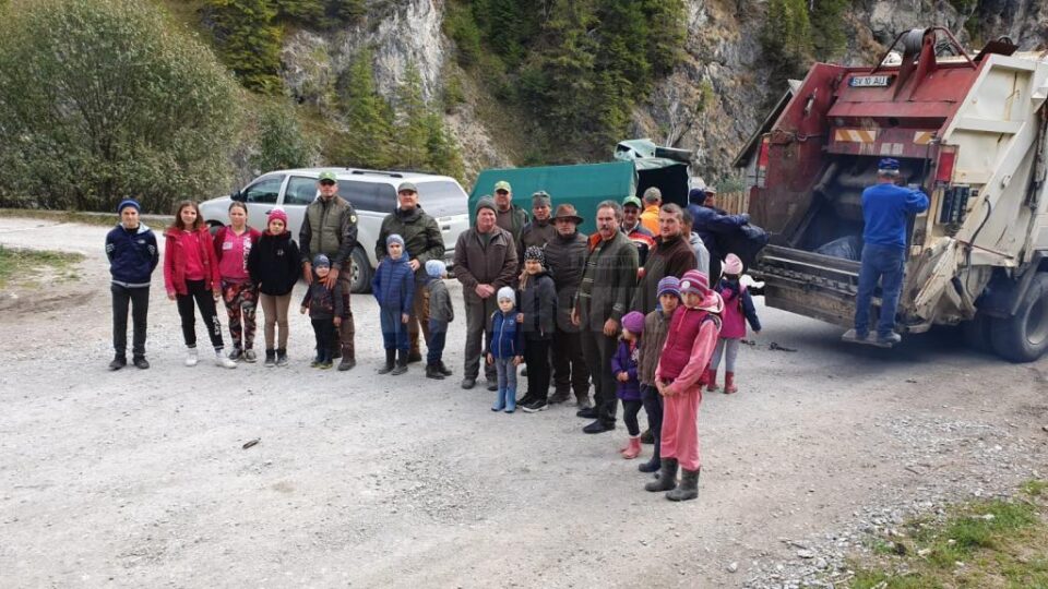Program de curățenie pe Valea Cârlibabei, în cadrul ”Let’s Do It România!”
