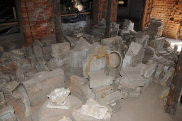 O parte din ornamentele clădirii au fost găsite în interior, ele servind drept model pentru confecționarea celor lipsă