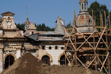 Primele luni de lucru la Cazinoul Băilor au vizat eliminarea apei infiltrate și consolidarea structurii clădirii de jos în sus
