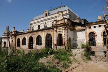 În cursul acestei veri, lucrările de reabilitare ale cazinoului au presupus partea de structură, începând cu subsolul și zidăria